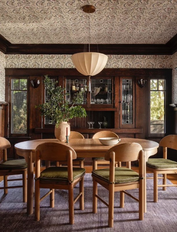 Изысканный интерьер загородного дома В центре внимания - кухня с темно-синими шкафчиками, которые придают помещению глубину и элегантность. Такой ц... - изображение 4 - интерьер, дома, telegram