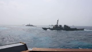 🔴 פיקוד מרכז אסיה האמריקאי (CENTCOM) פרסם את הסרטון שלמעלה, המראה את הנוכחות הגדולה של ספינות מלחמה ומשחתו…