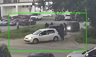 В Березовском участники «Русской общины» притворились ФСБ и похитили шестерых человек. Потом они заявили, что защищали «ветерана СВО» от вымогателейУчастники ультраправой «Русской общины» под Екатеринбургом под видом ФСБ заблокировали автомобили, в которых