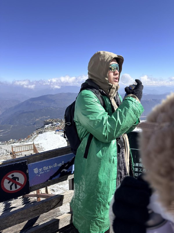 这是一次高难度的团建海拔很高，难度很大甚至无法大合影还是上班比较轻松这是一次高难度的团建海拔很高，难度很大甚至无法大合影还是上班比较轻松