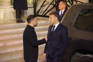 «Территориальный вопрос — самый сложный». Зеленский и Макрон дали пресс-конференцию в ПарижеВ Париже только что закончились семичасовые переговоры президента Зеленского с президентом Макроном. За это время они успели созвониться с премьером Британии Старме