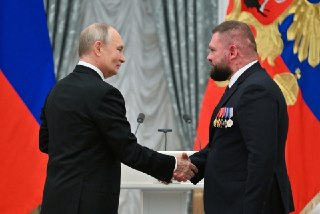 Путин поддержал идею привлекать добровольцев с категорией здоровья «Д» к службе в БАРСZ-военкор, лидер предвыборного списка «Единой России» Евгений Поддубный предложил Владимиру Путину привлекать добровольцев с категорией здоровья «Д» (не годен) к службе в