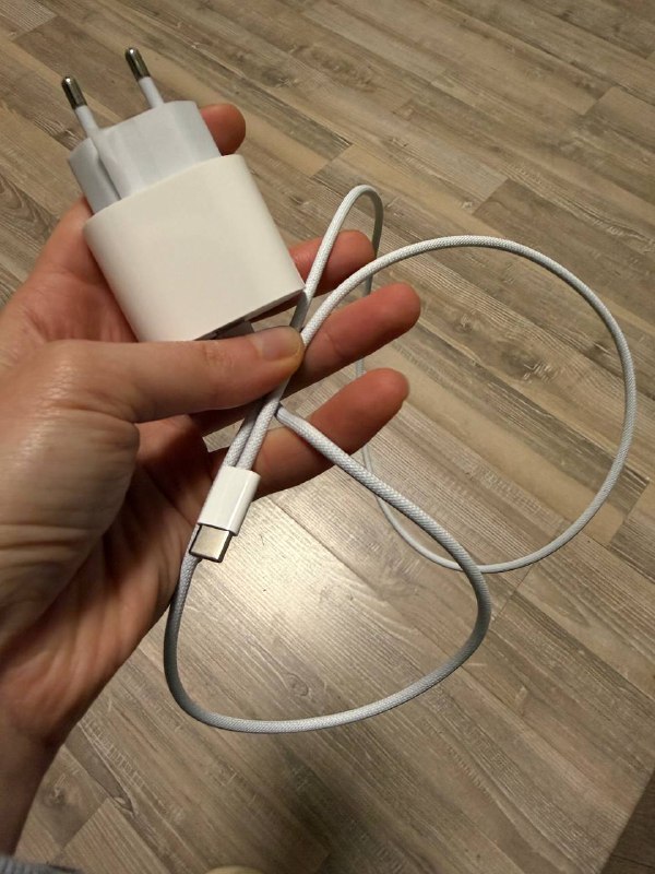 Продам абсолютно новую оригинальную apple зарядку type-c (и блок и провод оригинал) 100 лари