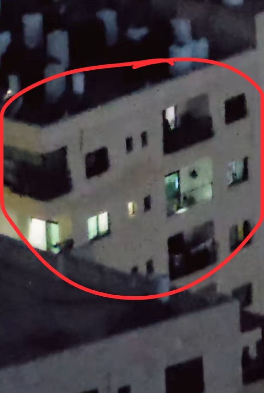 כוחות ישראל מסתערים על רחוב האוניברסיטה בשכם ופושטים על בניין מגורים.