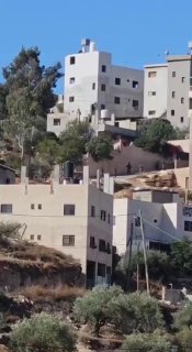 מראות של כוחות ישראל המתמשכים מסתערים על העיירה בית פוריק, מזרחית לשכם.