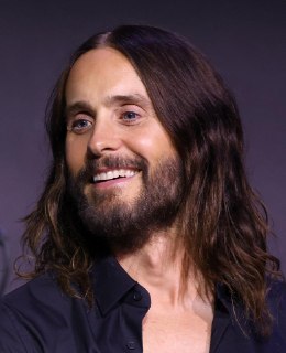 Четыре женщины обвинили лауреата «Оскара» и лидера Thirty Seconds to Mars Джареда Лето в преступлениях сексуального характера. По их словам, предполагаемые инциденты произошли в период с 2002 по 2016 год, когда они были подростками или совсем молодыми.Одна