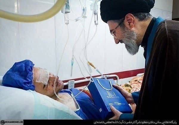 خط رهبری: 📸 تصویری از رهبر معظم انقلاب، آیت‌الله سیدمجتبی خامنه‌ای، در عیادت از جانبازان لبنانی انفجار پیجرها@rahbari_plus