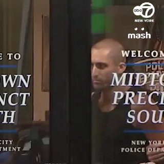 Год тюрьмы и штраф от $1000 грозят российским руферам Ангеле Николау и Ивану Биркусу, которые забрались на шпиль Empire State Building в Нью-Йорке. Их обвиняют минимум по восьми эпизодам. По данным американских СМИ, это: незаконное проникновение на частную