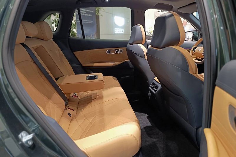 Гибрид Geely EX5 оценили в 3,6–3,9 млн рублей 3