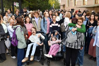 Дело Лиды Мониавы  У входа в Симоновский суд Москвы собираются десятки людей.  На входе приставы сообщают нам, что заседание суда по делу Лиды будет закрытым. И в 18 часов всех выведут из зала суда.   А перед залом судебного заседания №410 уже ждут начала…