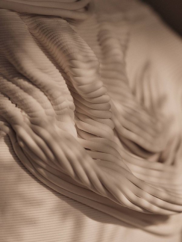 Ваза Drisca, похожая на струящуюся ткань, сочетает в себе традиционный силуэт и керамику, напечатанную на 3D-принтере. Она подходит для сухих цвето... - изображение 2 - ваза, drisca, похожая