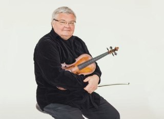 Скрипач и дирижер Сергей Стадлер умер в самолете Петербург-Стамбул, севшем в РумынииСкончался главный дирижер и худрук Симфонического оркестра Санкт-Петербурга, народный артист России Сергей Стадлер. Об этом сообщили в правительстве Петербурга. «Фонтанка» 