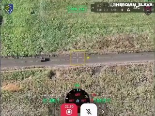 צפו: מזל"ט קרקעי אוקראיני מתחמק מ-FPV רוסי וממשיך ללכת.
