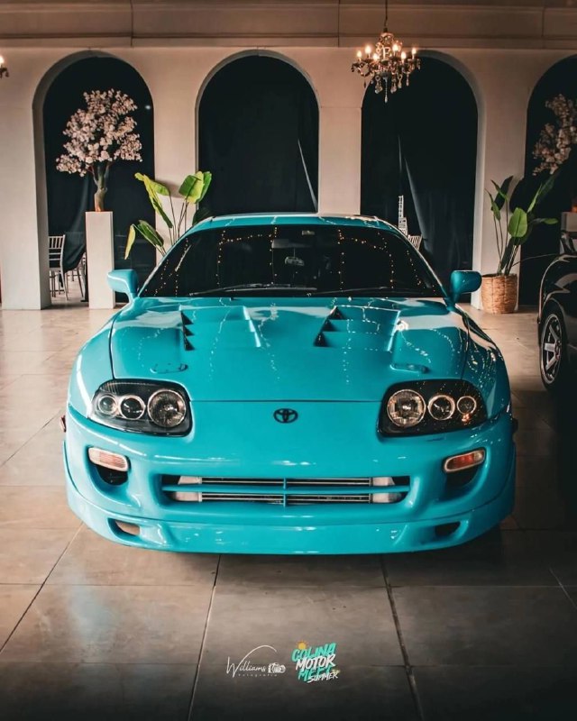Toyota Supra A80, окрашенная в цвет Porsche Miami Blue
