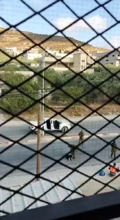 סצנות נוספות: כוחות הכיבוש מתעללים בצעירים לאחר שעצרו אותם במהלך ההסתערות על חווארה, דרומית לשכם.