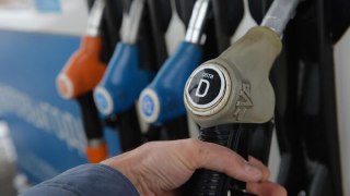 Хроники топливного кризиса: правительство готовит запрет на экспорт дизеля, производство бензина в стране рухнуло на 25% по сравнению с прошлым годомПравительство рассматривает вариант полностью запретить экспорт дизельного топлива на фоне его дефицита, со