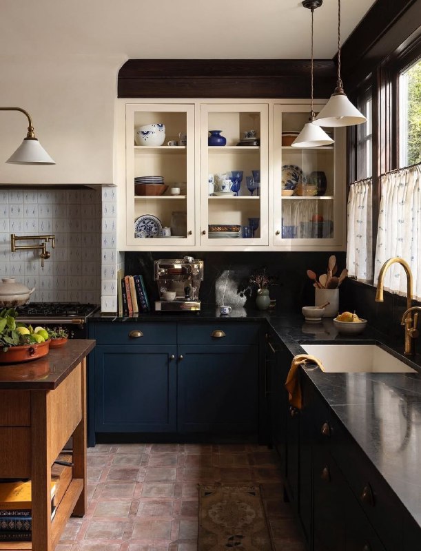 Изысканный интерьер загородного дома В центре внимания - кухня с темно-синими шкафчиками, которые придают помещению глубину и элегантность. Такой ц... - изображение 1 - интерьер, дома, telegram