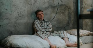 📺 Как отвлечься? Ларис Малюкова рекомендует к просмотру безумный триллер Яна Комасы «На цепи». С 19 марта он уже в российском прокатеИдеальная семья пытается перевоспитать «плохиша» Томми, выкрав из клуба, посадив его на цепь и теперь «причиняя добро» с ут