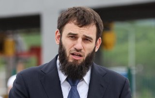 Племянник Кадырова Якуб Закриев получил гражданство Сербии, сообщает Nedeljnik.   В обосновании выдачи гражданства говорится, что Закриев получил паспорт «в интересах республики». О каких интересах идет речь, не уточняется.  Статья закона, на основании кот