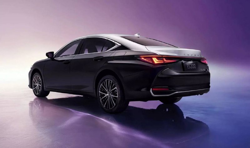 В Китае показали спецверсию Lexus ES 200 Moon Shadow. Главная фишка — двухцветная окраска: серебрист 2