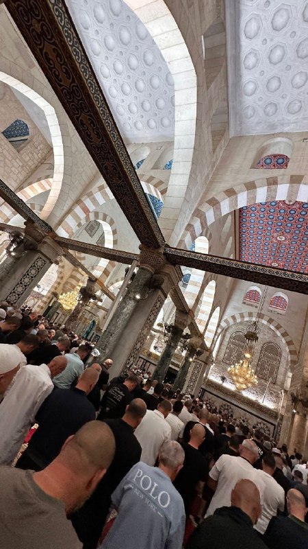 المصلون يؤدون فجر الجمعة بالمصلى القبلي للأقصى