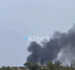 עשן עלה מסיריק לאחר הפיצוצים האחרונים לפני שעה.