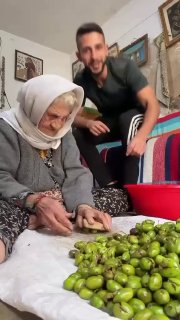 ידיים שומרות על זיכרון היסטורי בזמן שישראל מכוונת לארצנו, משפחות מספקות שורשים עמוקים לדור הבא. שימור התרבו…
