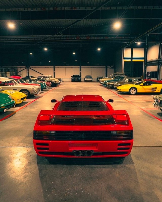 Lotec TT1000 был построен на базе Ferrari Testarossa с применением оригинальных углепластиковых кузо 9