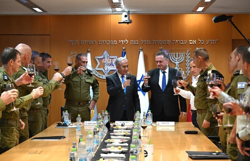 נתניהו בהרמת כוסית עם פורום מטכ"ל: "משוכנע ביכולתנו להפיל את המשטר האיראני. זו המשימה המרכזית והיא קרובה"…
