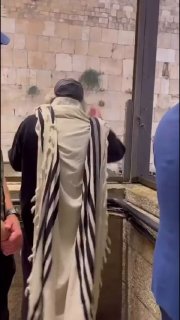 بن غفير يؤدي طقوساً تلمودية عند حائط البراق