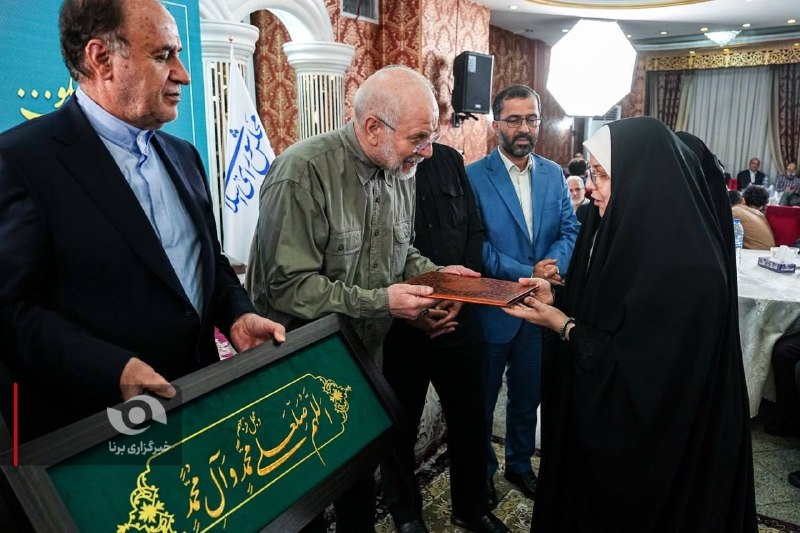 خبرگزاری برنا: تقدیر از فرزند شهید سرلشکر محمدباقری و خواهر شهیده فرشته باقری خبرنگار فقید خبرگزاری دفاع مقدس توسط محمدباقر قالیباف رئی