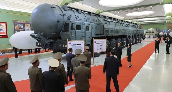 The leader of North Korea presented an intercontinental ballistic missile capable of reaching American soil The leader of North Korea visited the Defense Industry Museum of this country, where an intercontinental ballistic missile capable of reaching American soil was presented. The event that happened a day later, the President of the United States Donald Trump announced the possibility of meeting with the leader of North Korea during his planned trip to Asia.