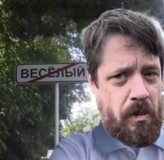 «Весёлого молочника» Джастаса Уолкера и его семью могут депортировать из России.  Фермер рассказал, что ему поступило уведомление об аннулировании вида на жительство (российское гражданство он так и не получил).  «Позвонили и сказали, даже уму непостижимо…