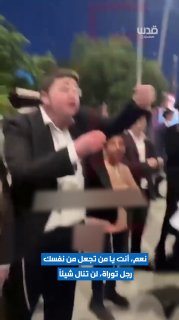 "תישרף בעזה בתוך טנק". מתנחל חרדי מתעמת עם חייל ישראלי, במהלך הפגנה נגד הגיוס בצבא הכיבוש בירושלים.