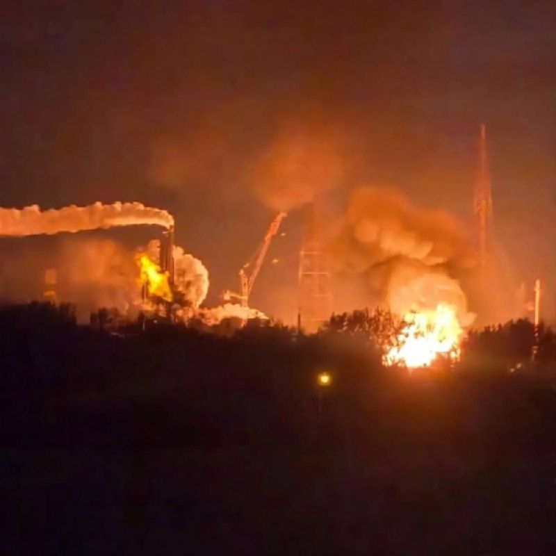 ❗️Ukrainian long-range drones struck the Novomoskovsk Azot chemical plant in Russia’s Tula region, with local residents reporting a fire.