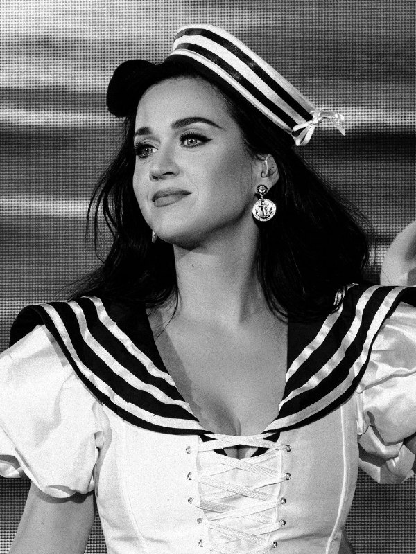 Katy Perry | کیتی پری: I saw her in the rightest wayLooking like Anne HathawayLaughing while she hit her penAnd coughed, and coughedAnd then sh