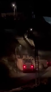 דחפורי כיבוש סוגרים כבישים במהלך הפלישה האדירה לעיר אל-דהריה, דרומית לחברון.