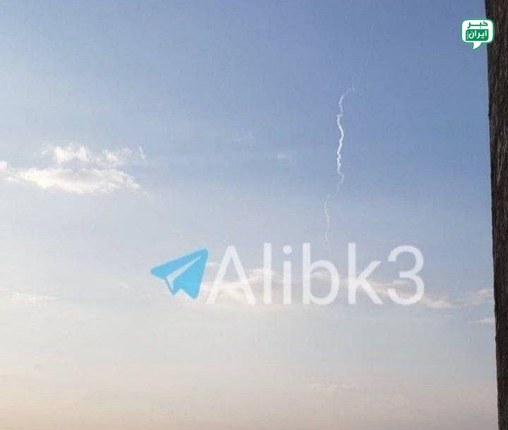 خبر اصفهان: انفجارهای شدید جبل‌علی دبی را لرزاند انفجارهای شدیدی در منطقه جبل‌علی امارات شنیده شد و هم‌زمان، وزارت دفاع امارات ادعا 