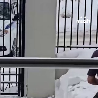 Напавший с ножом на общежитие медицинского университета в Уфе ранил четверых студентов и полицейского, неадеквата задержали.ЧП произошло в здании на улице Репина, там проживают иностранцы. Раненым оказывают медпомощь.UPD. Число пострадавших выросло до шест