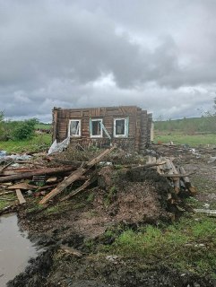 В Свердловской области прошел смерч, кадры распространяются в соцсетях.  По данным регионального МЧС, в городе Кушва без электроэнергии остались более четырех тысяч частных домов, повреждены 40 кровель, зафиксировано падение 25 деревьев и девяти опор линий