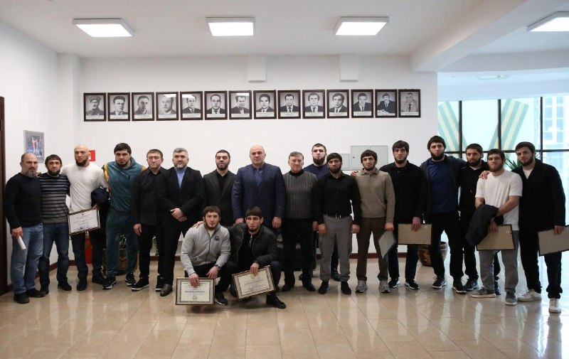 ▪️ Сажид Сажидов провёл встречу с победителями и призёрами международного турнира по вольной борьбе фото