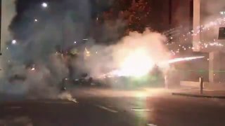 בירת אלבניה נדלקת כאשר מפגינים משגרים זיקוקים לעבר המשטרה הפגנות נגד הממשלה נמשכות בטירנה, כאשר המפגינים דו…