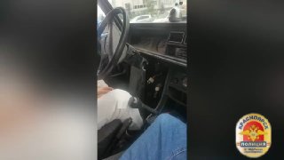 חברים שיכורים גנבו ז'יגולי וגרמו לתאונה במגרש חניה בקרסנויארסק התקרית התרחשה ביולי על סוללת יאריגינסקאיה. ב…