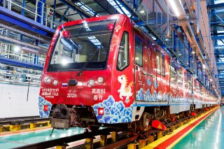 С Новым годом, подписчики! Если недогуляли и недоотмечали, сегодня — последний шанс загадать желание, подвести итоги и ворваться в 2026-й по лунному календарю. За атмосферой — в московское метро, в тематический китайско-новогодний поезд, который пустили по