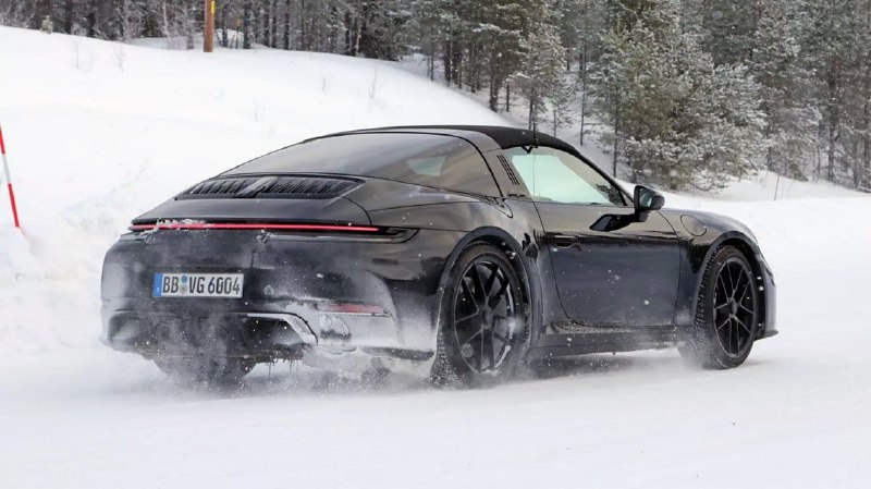 На зимние тесты выехал обновленный Porsche 911 в варианте Targa 2