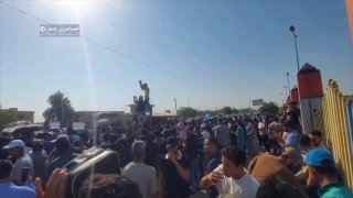 הפגנה מסיבית ל-13,000 עובדי הקבלן בנפת בצרה כדי לדרוש את תשלום שכרם, לאחר 12 חודשי עבודה ללא שכר.