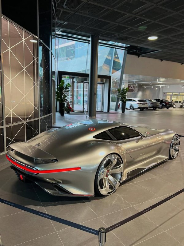 Mercedes-AMG Vision Gran Turismo 2013 года. Его дизайн опередил своё время на 30 лет. 3