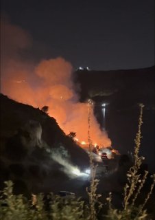 שריפות ענק טורפות אדמות ליד נהר בדוהוק