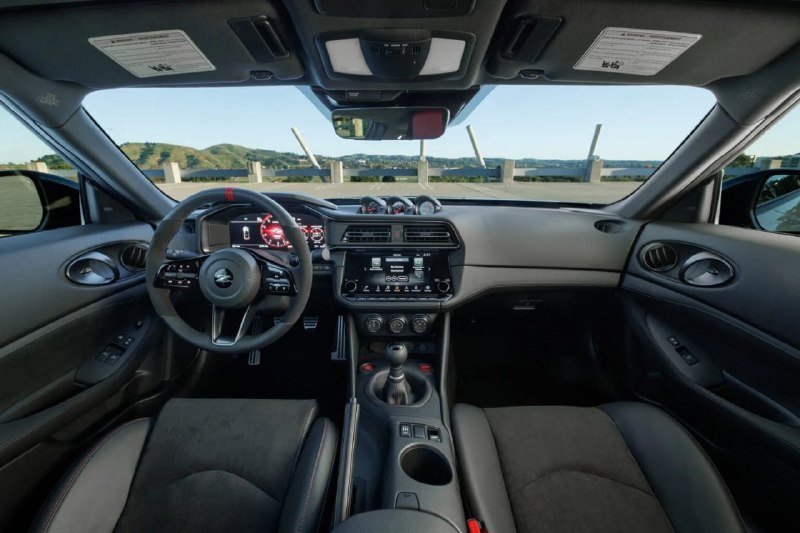 Nissan Z Nismo наконец-то получил «механику» — раньше спорткар предлагали только с автоматом. 2