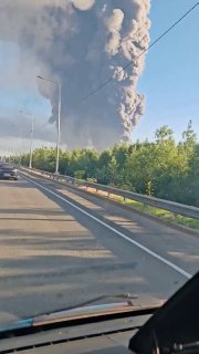 Украина нанесла массированный удар по регионам РФ. Атакованы нефтебаза и склады Wildberries, сообщается о погибших и десятках пострадавших 🔵 Ночью в сторону Москвы летели 370 дронов, большую часть сбили на дальних подступах, написал мэр столицы. В результа